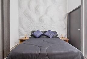 6 BR with Jacuzzi 1 block from LLeras