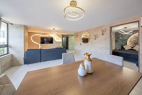 3 BR apartment 1 block from lleras park
