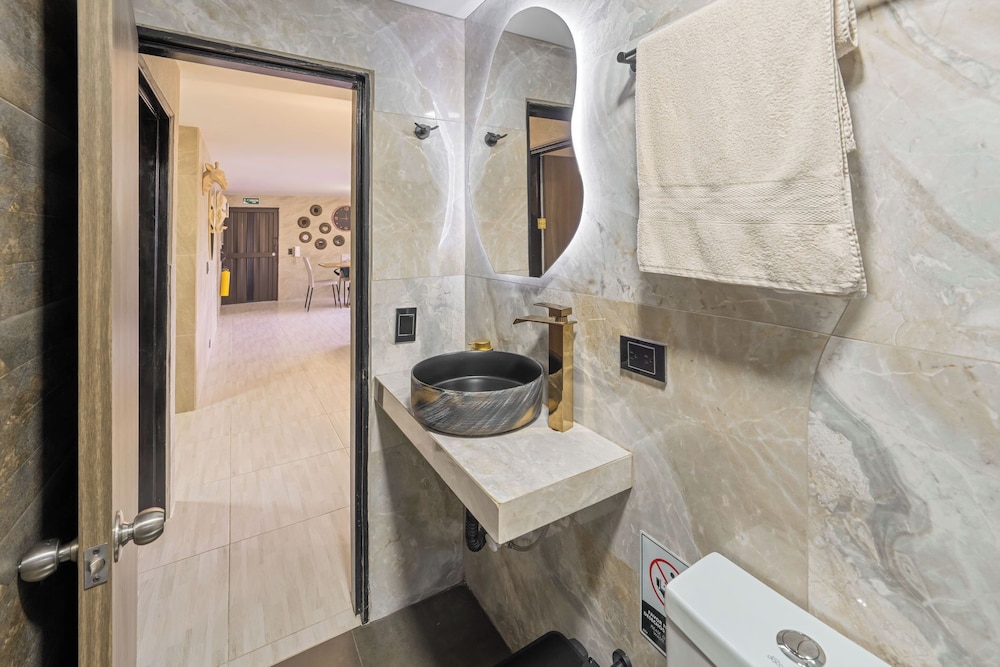3 BR apartment 1 block from lleras park