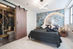 3 BR apartment 1 block from lleras park