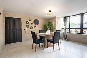 3 BR apartment 1 block from lleras park