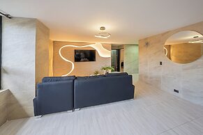 3 BR apartment 1 block from lleras park