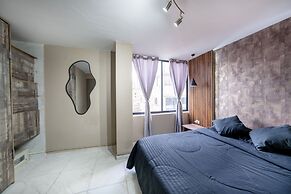 3 BR apartment 1 block from lleras park