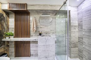 Provenza 5BR Jacuzzi 1 Block from Lleras