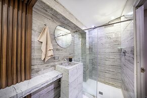 Provenza 5BR Jacuzzi 1 Block from Lleras