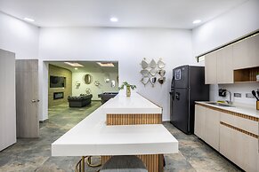 Provenza 5BR Jacuzzi 1 Block from Lleras