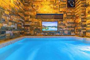 6BR w Jacuzzi  Private Baths Lleras