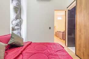 6BR w Jacuzzi  Private Baths Lleras