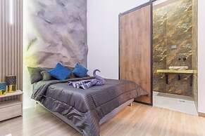 6BR w Jacuzzi  Private Baths Lleras