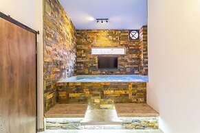 6BR w Jacuzzi  Private Baths Lleras