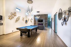 6BR w Jacuzzi  Private Baths Lleras