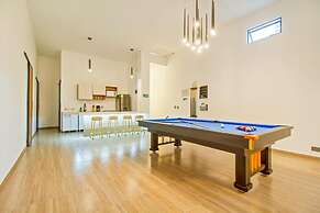 6BR w Jacuzzi  Private Baths Lleras