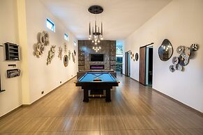 6BR w Jacuzzi  Private Baths Lleras