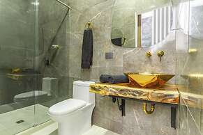 6BR w Jacuzzi  Private Baths Lleras