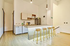 6BR w Jacuzzi  Private Baths Lleras