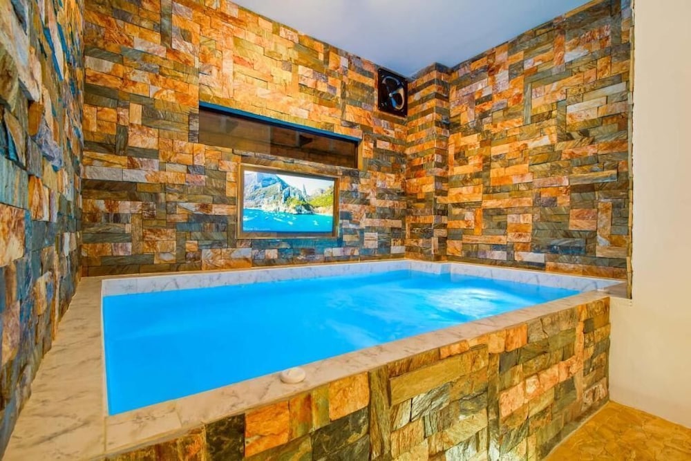 6BR w Jacuzzi  Private Baths Lleras