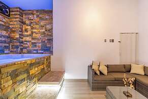 6BR w Jacuzzi  Private Baths Lleras