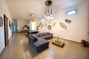 6BR w Jacuzzi  Private Baths Lleras