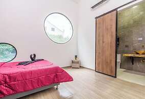 6BR w Jacuzzi  Private Baths Lleras