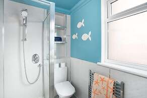 Beachside Stay - 4 Mins Walk - Free Parking