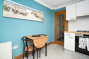 Beachside Stay - 4 Mins Walk - Free Parking