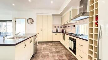StayAU Family Haven Pet-Friendly