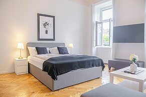 Fabulous 3BR Apt Near AKH For Groups