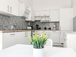 Fabulous 3BR Apt Near AKH For Groups