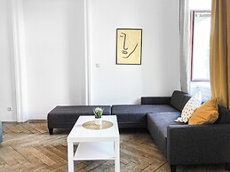 Fabulous 3BR Apt Near AKH For Groups