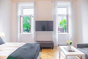Fabulous 3BR Apt Near AKH For Groups