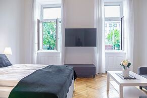 Fabulous 3BR Apt Near AKH For Groups