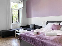 Fabulous 3BR Apt Near AKH For Groups