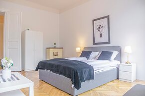 Fabulous 3BR Apt Near AKH For Groups