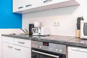 Fabulous 3BR Apt Near AKH For Groups
