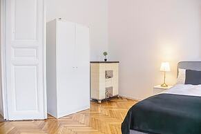 Fabulous 3BR Apt Near AKH For Groups