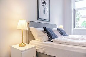 Fabulous 3BR Apt Near AKH For Groups