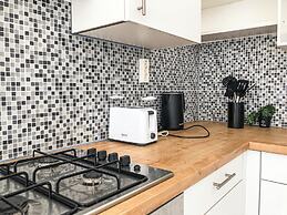 Fabulous 3BR Apt Near AKH For Groups