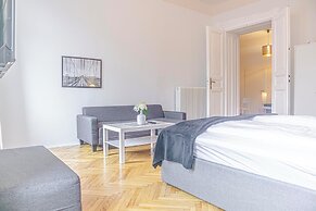 Fabulous 3BR Apt Near AKH For Groups
