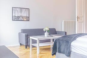 Fabulous 3BR Apt Near AKH For Groups