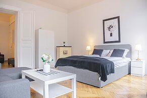 Fabulous 3BR Apt Near AKH For Groups