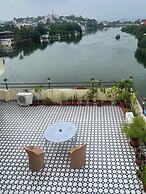 Serene Lakeside Homestay