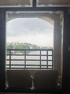 Serene Lakeside Homestay
