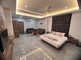 Revelon Grand Hotel