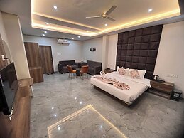 Revelon Grand Hotel