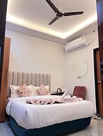 Revelon Grand Hotel