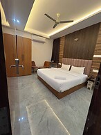Revelon Grand Hotel