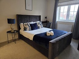 House - Sleeps 6 & Parking