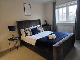 House - Sleeps 6 & Parking