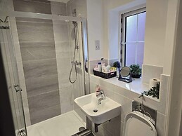 House - Sleeps 6 & Parking
