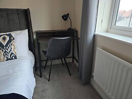 House - Sleeps 6 & Parking